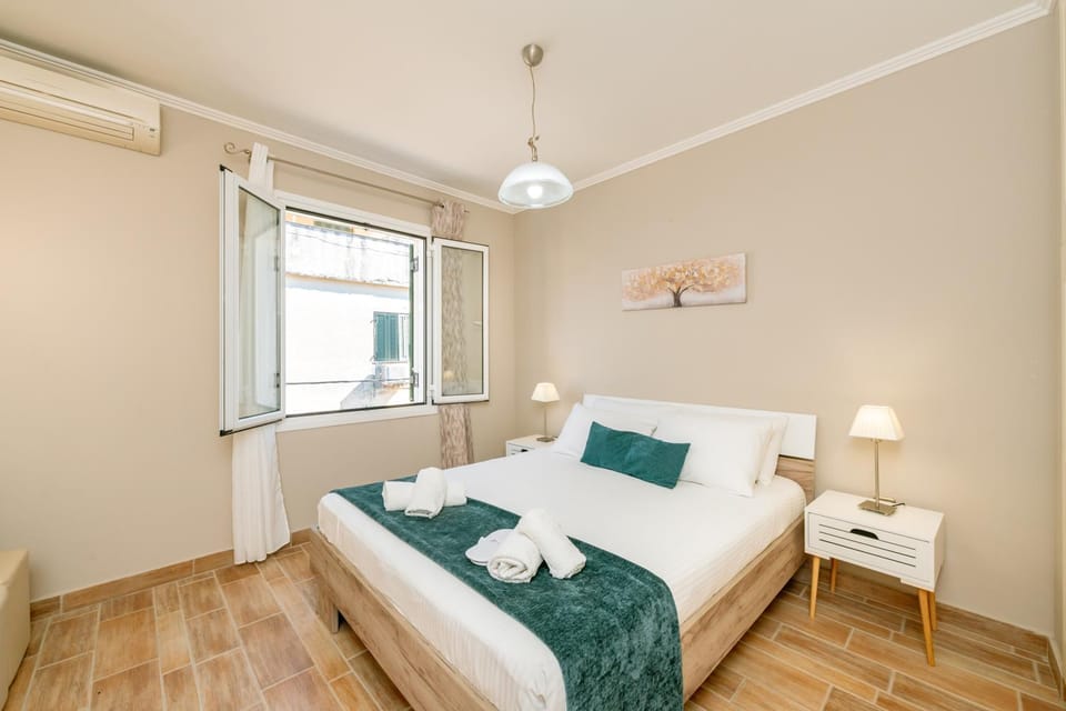 Bed, Bedroom, towels