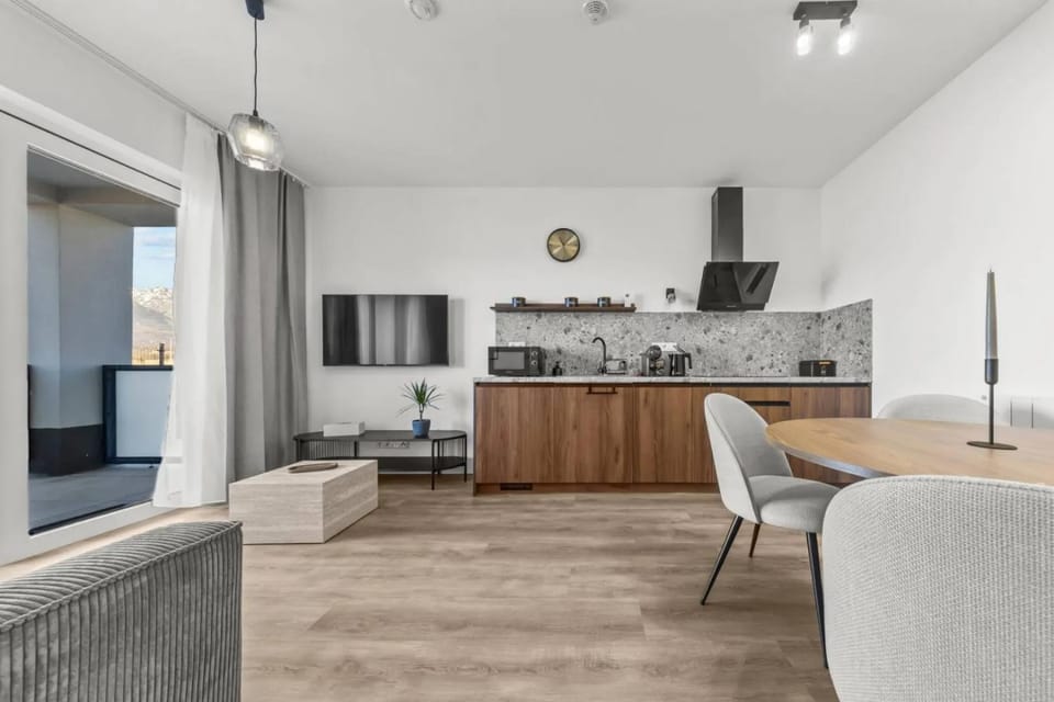 TV and multimedia, Kitchen or kitchenette, Living room, Dining area, stove, kitchen
