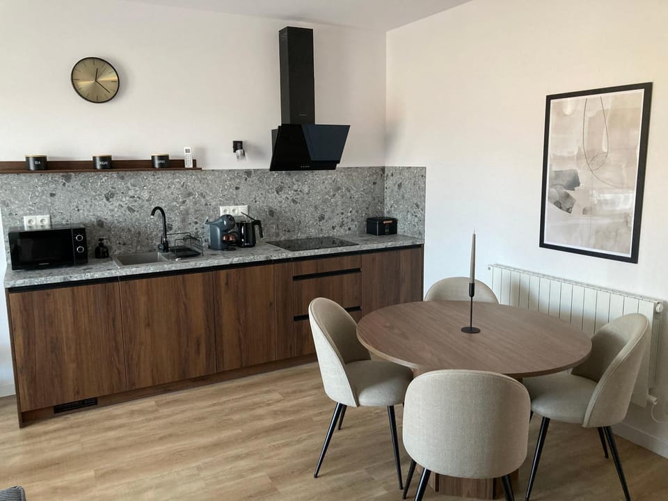 Coffee/tea facilities, Kitchen or kitchenette, Dining area, stove
