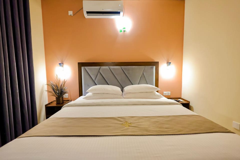Bed, Photo of the whole room, Bedroom, air conditioner