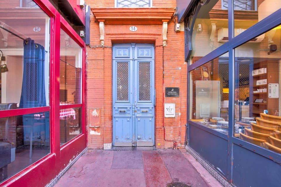 Property building, Facade/entrance, Day