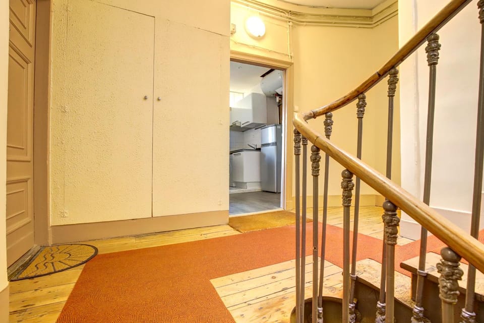 Kitchen or kitchenette, wardrobe, air conditioner