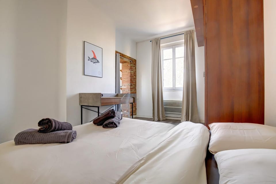 Bed, Living room, Photo of the whole room, Seating area, Bedroom, towels