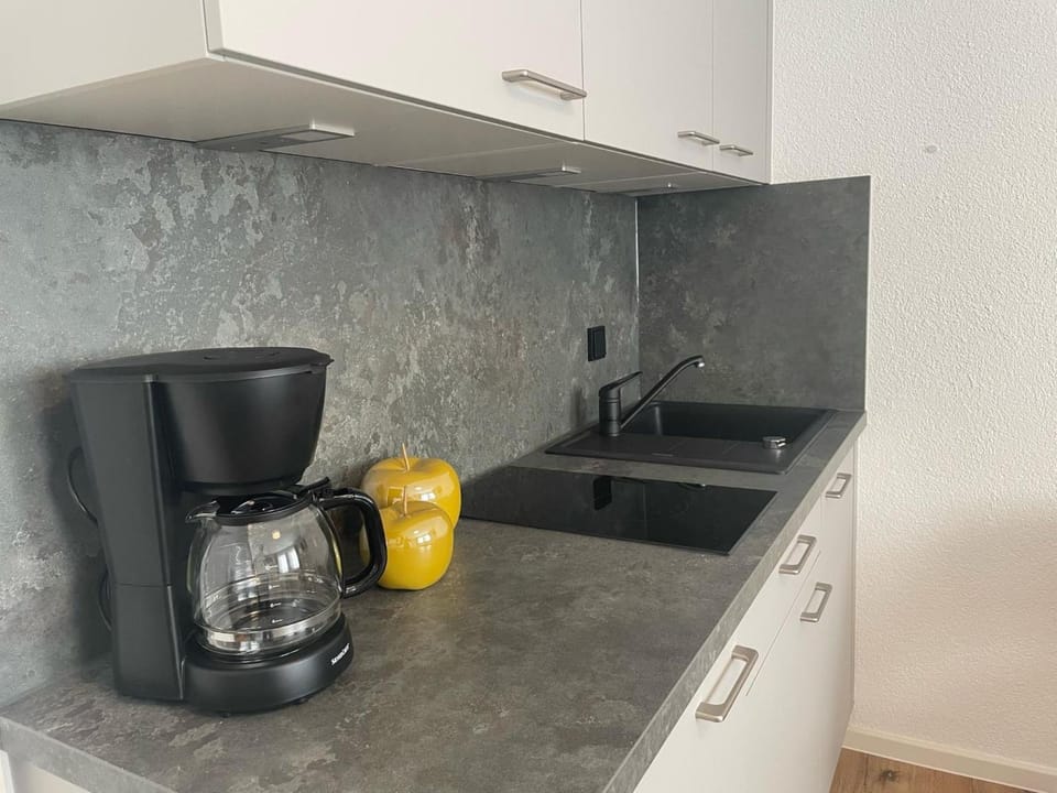 Coffee/tea facilities, Kitchen or kitchenette, stove
