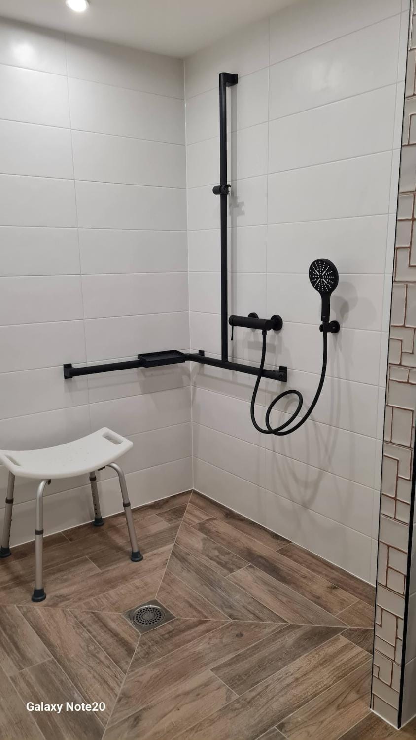 Shower, Bathroom, Facility for disabled guests