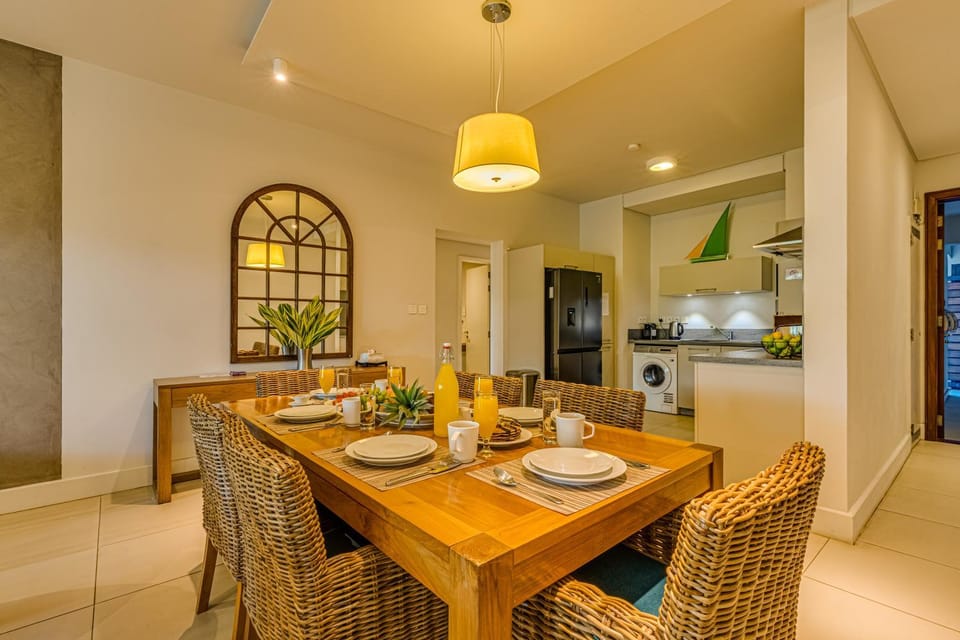Kitchen or kitchenette, Seating area, Dining area, stove