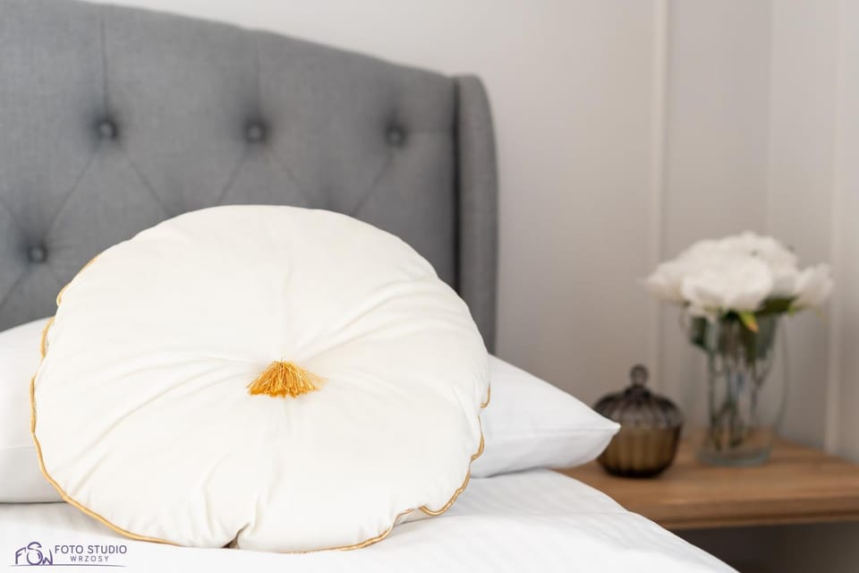 Bed, Photo of the whole room, Decorative detail, Bedroom