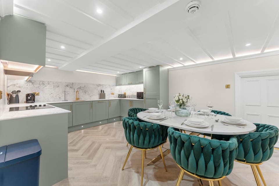 Kitchen or kitchenette, Dining area, dishwasher