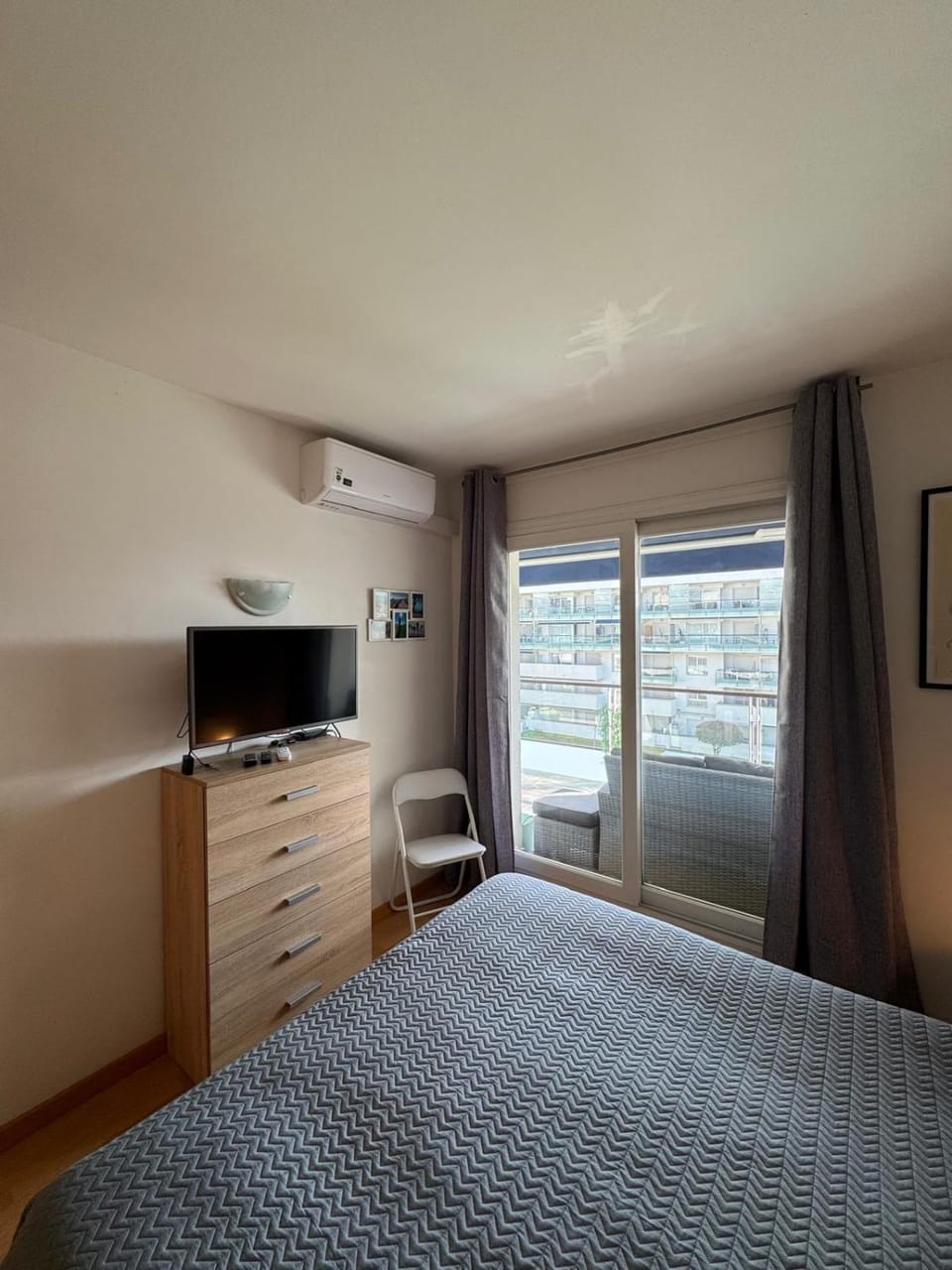 Bed, TV and multimedia, Photo of the whole room, Bedroom, air conditioner