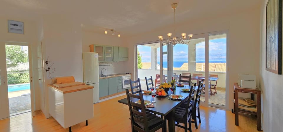 Kitchen or kitchenette, Dining area, oven