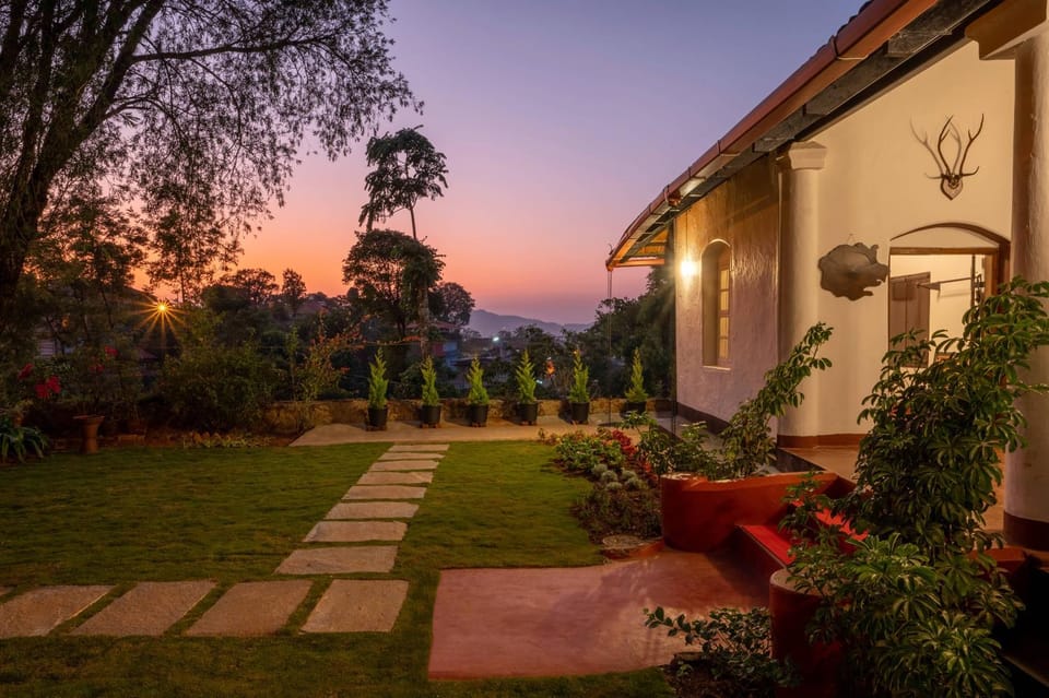 Property building, Patio, Day, Natural landscape, Garden, Garden view, Sunrise, Sunset