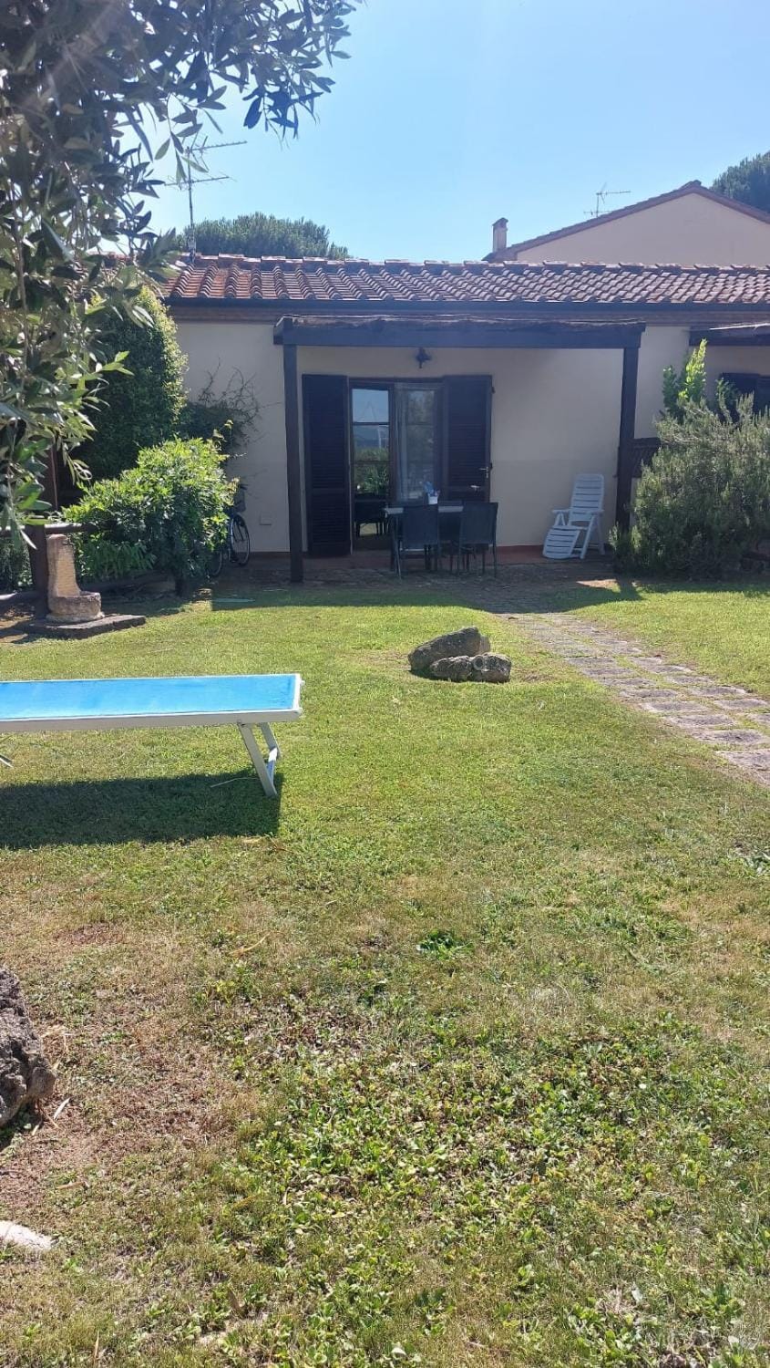 Oleandro Cottage with garden Apartment in Cecina