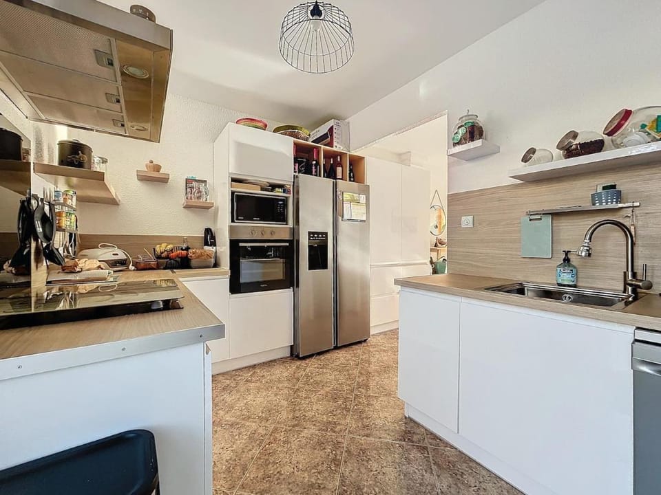 Kitchen or kitchenette, oven