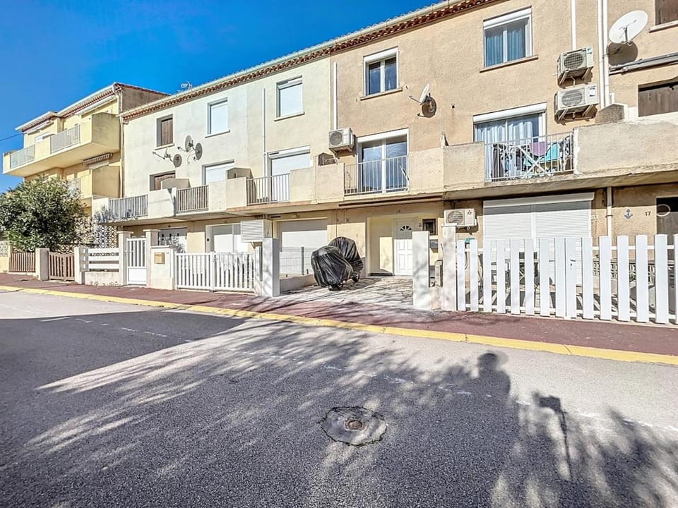 Property building, Neighbourhood