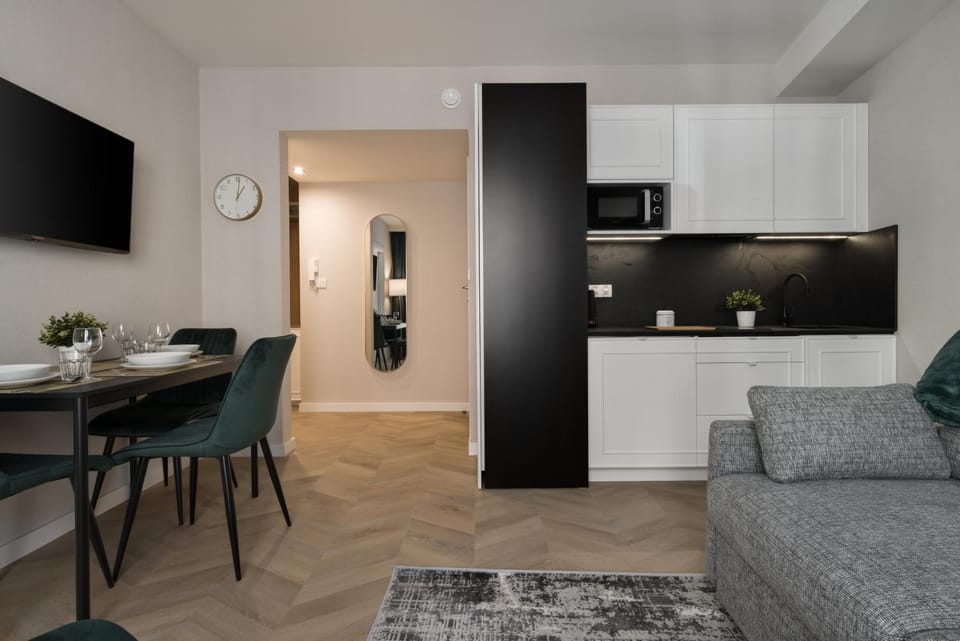 Kitchen or kitchenette, Seating area, microwave, stove