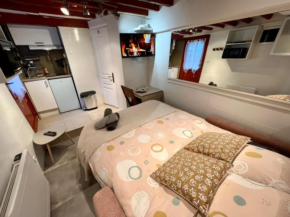 Bed, Living room