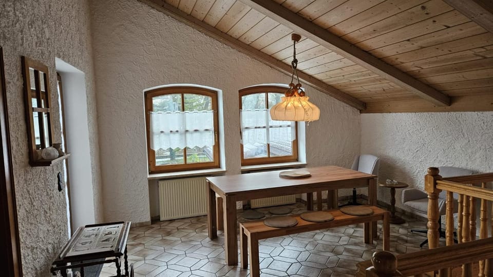 Seating area, Dining area