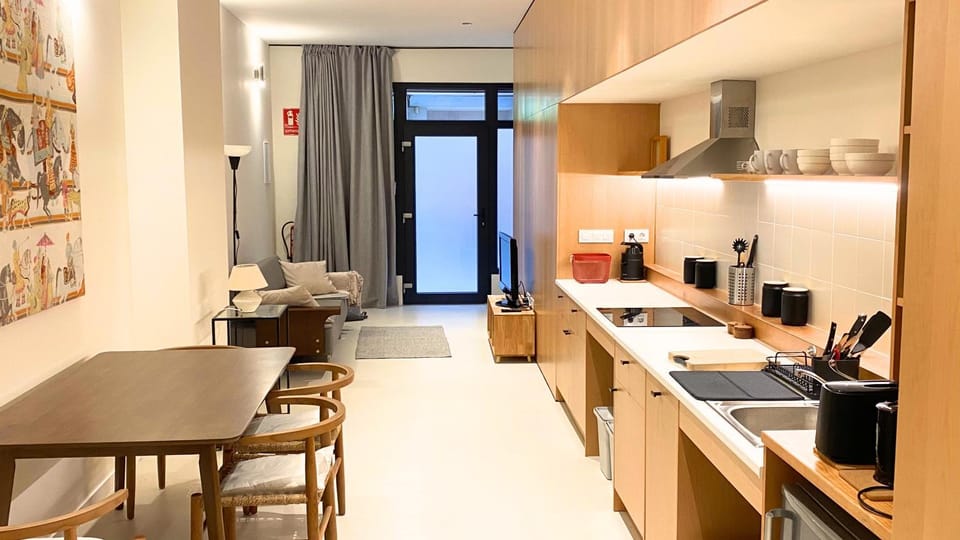 Kitchen or kitchenette, Seating area, Dining area