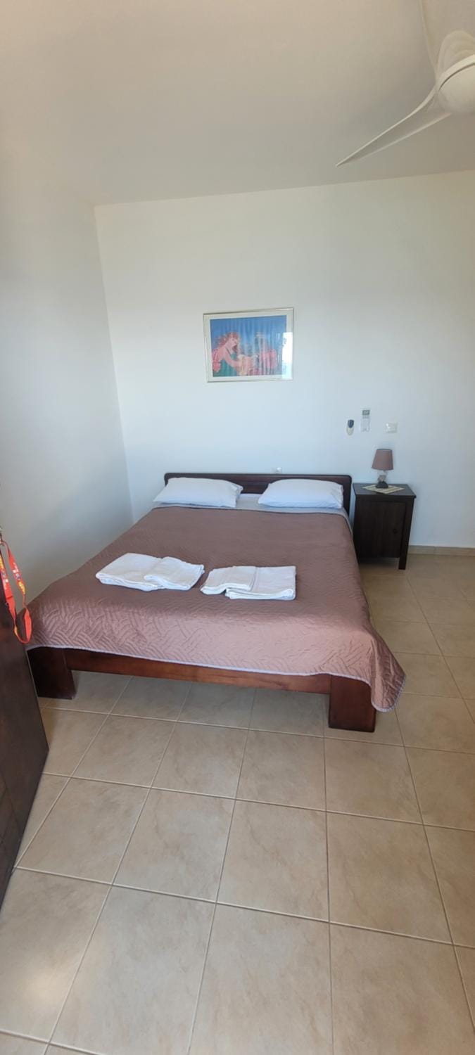 Bed, Photo of the whole room, Bedroom, towels