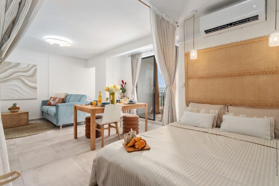 Bed, Living room, Photo of the whole room, Dining area, Bedroom