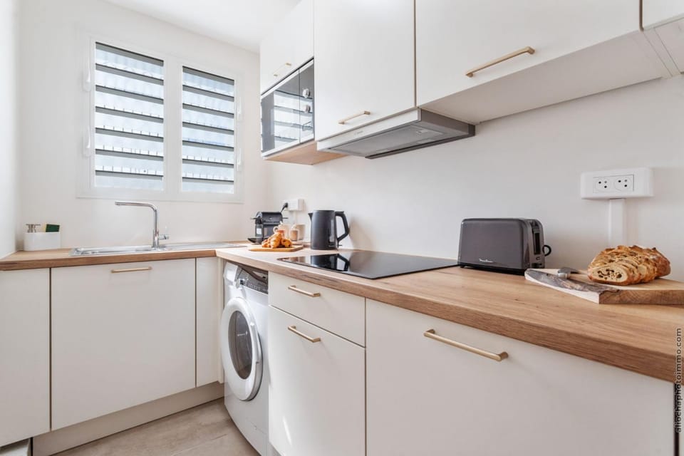Coffee/tea facilities, Kitchen or kitchenette, stove, toaster, washing machine