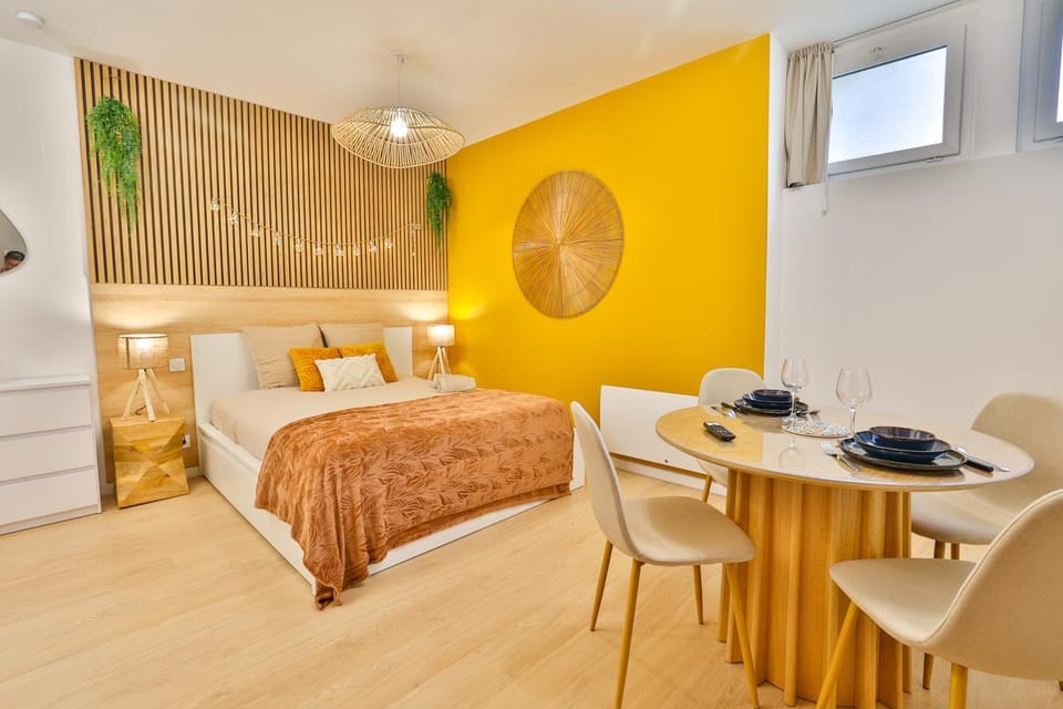 Bed, TV and multimedia, Photo of the whole room, Bedroom, heating, internet, washing machine