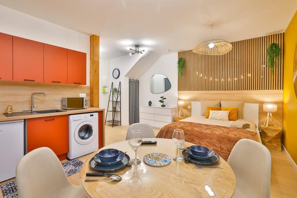 Bed, TV and multimedia, Photo of the whole room, Bedroom, heating, internet, washing machine