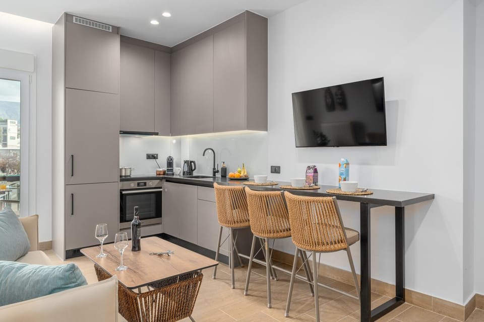 Coffee/tea facilities, Kitchen or kitchenette, Living room, Seating area, Dining area, oven, stove