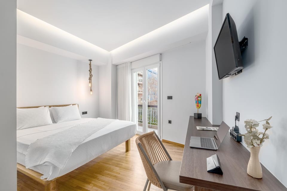 Bed, TV and multimedia, Photo of the whole room, Bedroom, towels