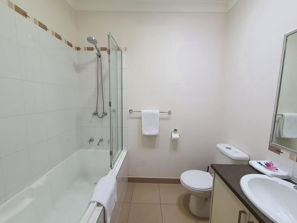Shower, Toilet, Bathroom, Bath, towels