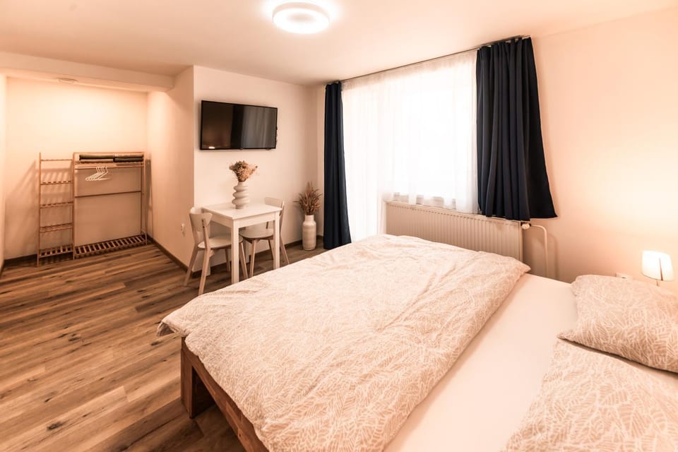 Bed, Seating area