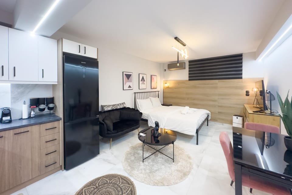Bed, Kitchen or kitchenette, Seating area, Dining area