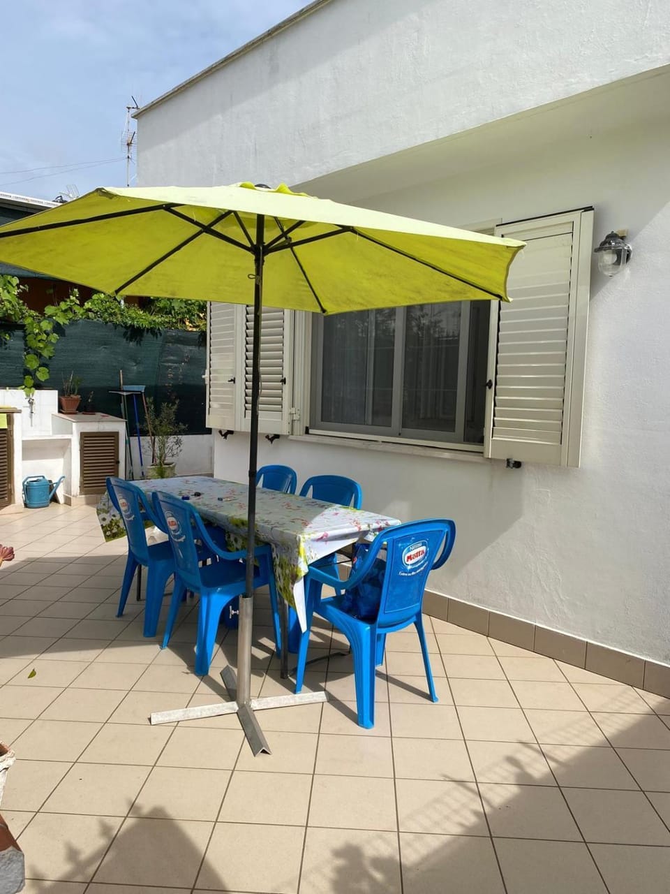Property building, Day, Dining area