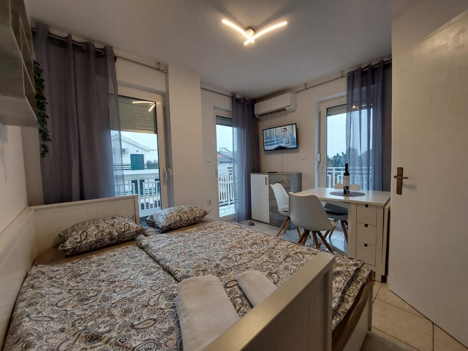 Bed, TV and multimedia, Photo of the whole room, Bedroom