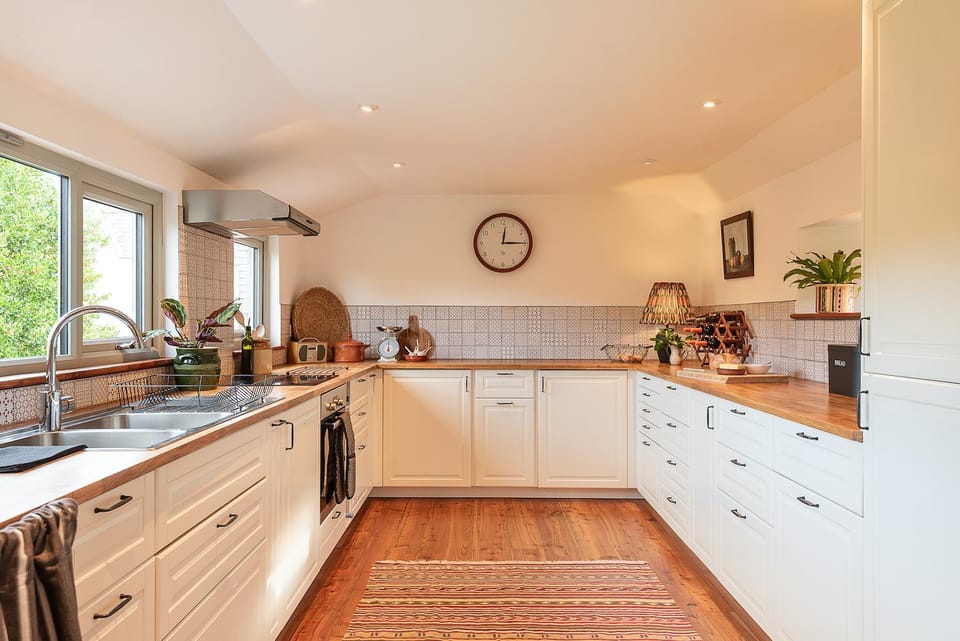 Kitchen or kitchenette, dishwasher, stove, washing machine