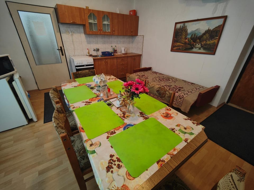 Kitchen or kitchenette, Seating area, Dining area, oven, pet friendly, stove