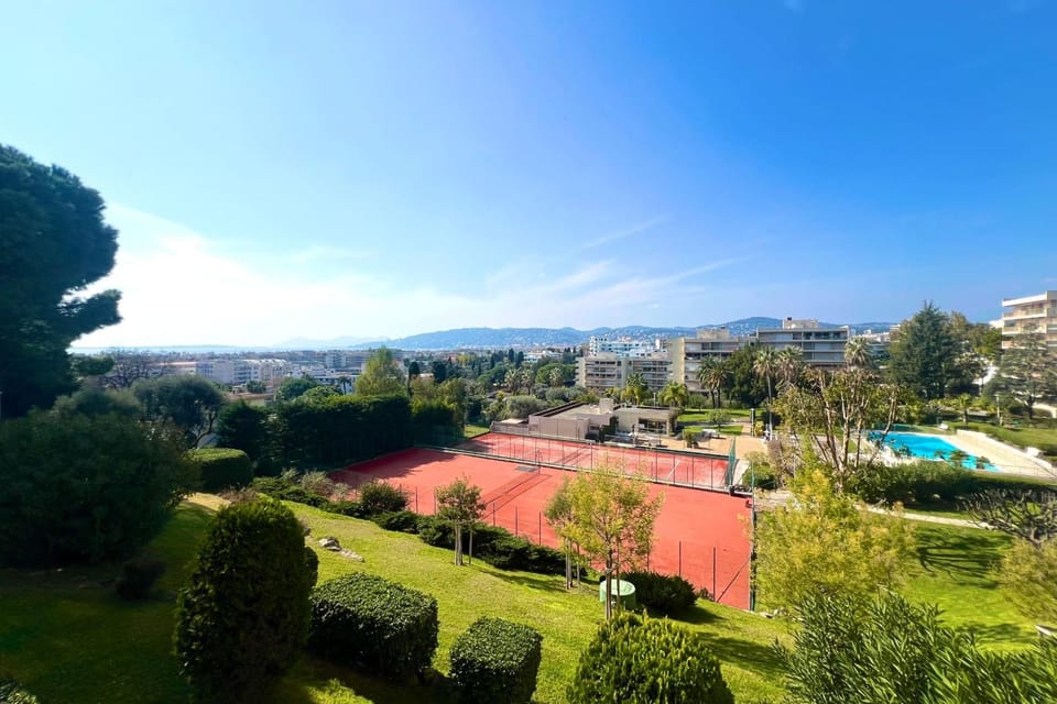 JUAN LES PINS - 4 people - swimming pool - tennis Apartment in Antibes