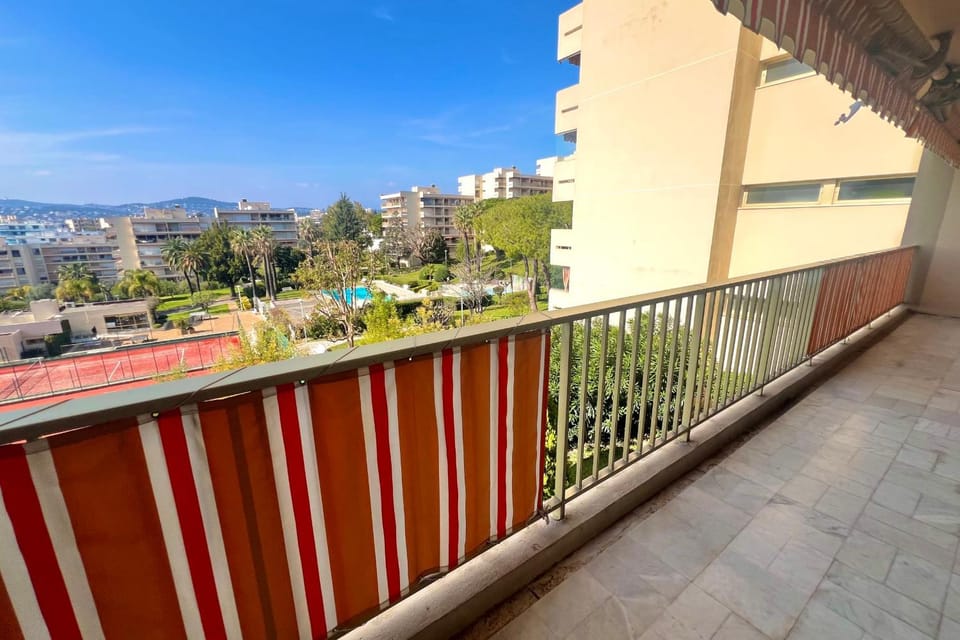 JUAN LES PINS - 4 people - swimming pool - tennis Apartment in Antibes