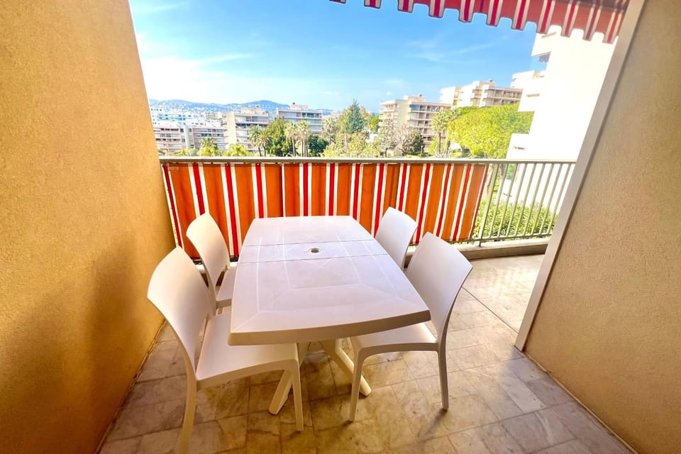 JUAN LES PINS - 4 people - swimming pool - tennis Apartment in Antibes