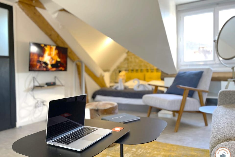 Bed, TV and multimedia, Living room, Bedroom