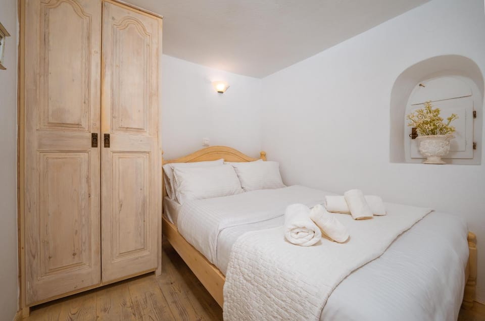 Bed, Photo of the whole room, Bedroom, towels, wardrobe
