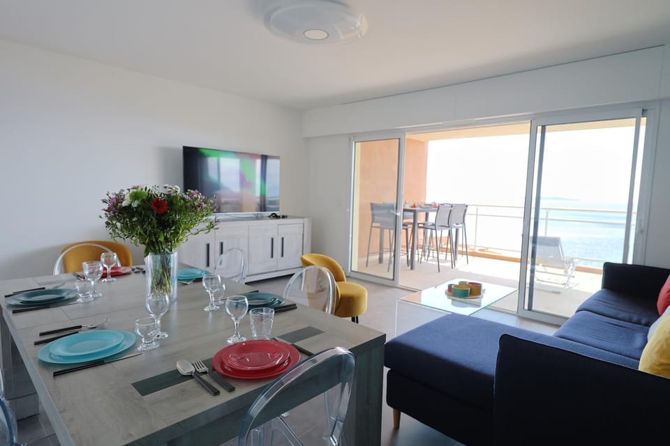 Patio, TV and multimedia, Living room, Dining area
