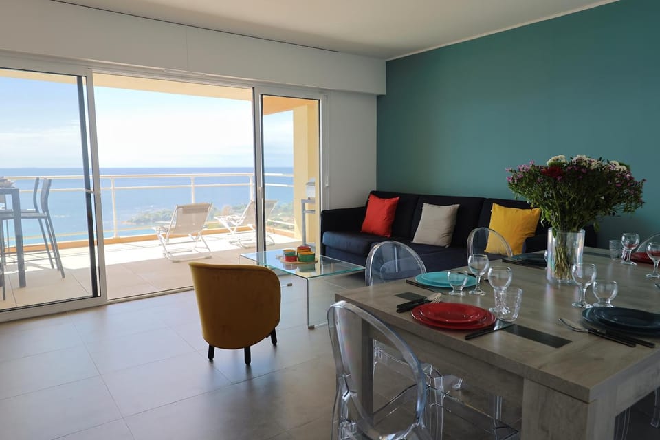 Living room, Dining area, Sea view
