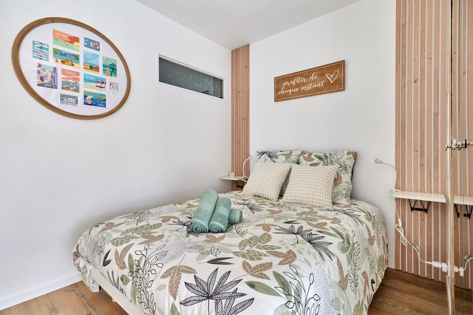 Photo of the whole room, Bedroom