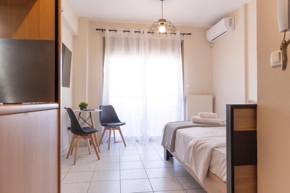 Bed, TV and multimedia, Photo of the whole room, Dining area, Bedroom, air conditioner