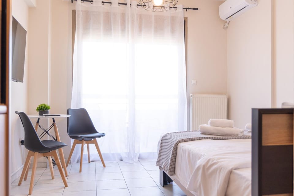 Bed, TV and multimedia, Photo of the whole room, Seating area, air conditioner