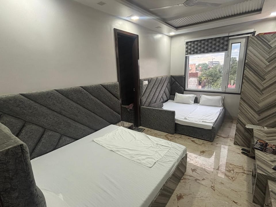 Bed, Photo of the whole room, Seating area, Bedroom