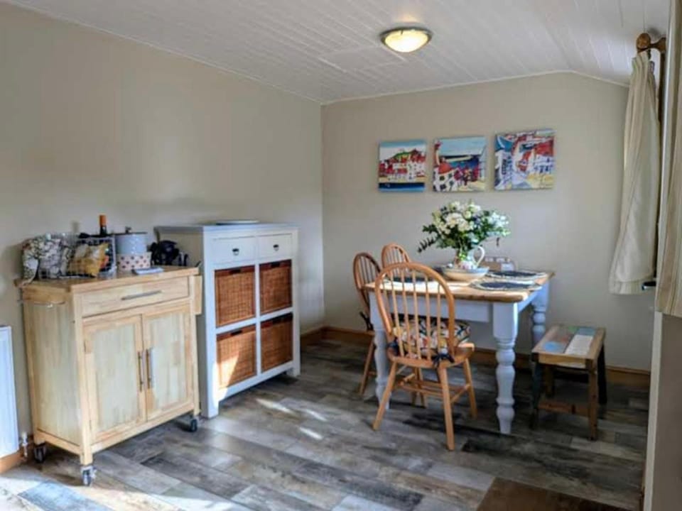 Dining area, kitchen