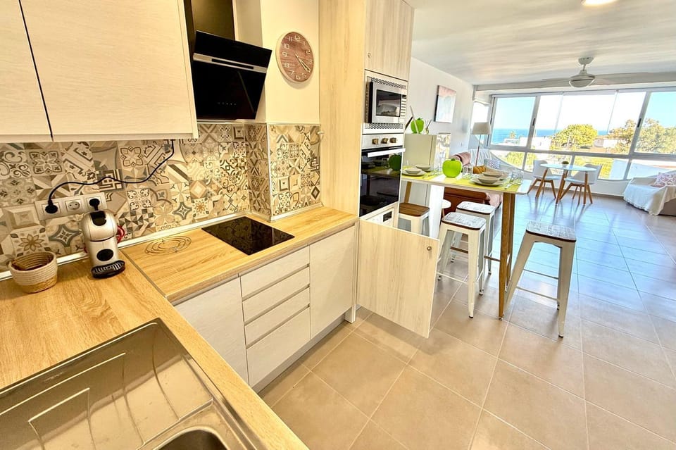 Coffee/tea facilities, Kitchen or kitchenette, microwave, oven, stove, washing machine, dryer