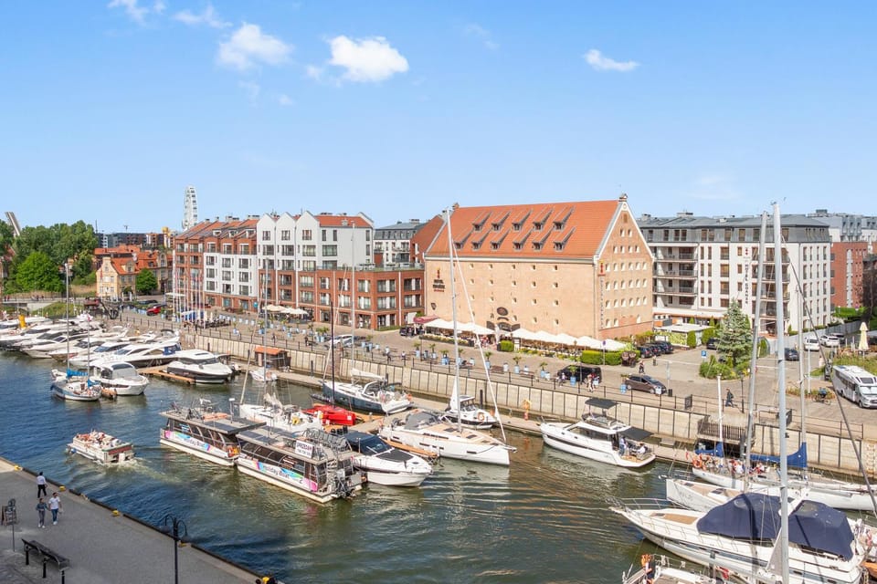 Property building, Nearby landmark, Day, City view, River view, Location